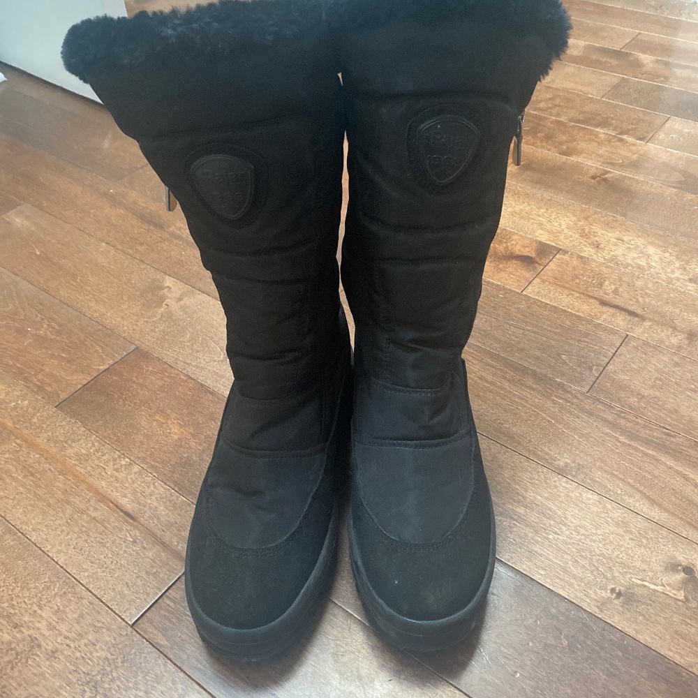 Very lightly worn Pajar winter boots